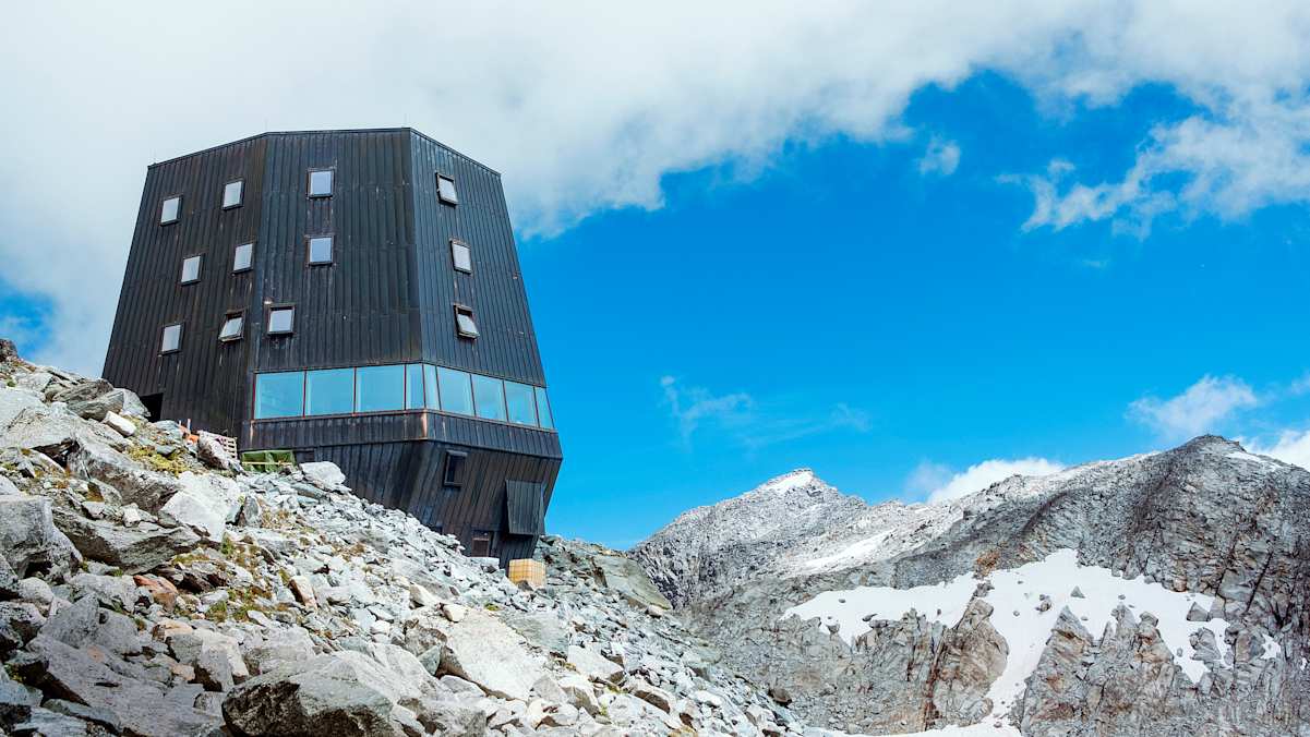 Die Schwarzensteinhütte auf 3.026 m in den Zillertaler Alpen